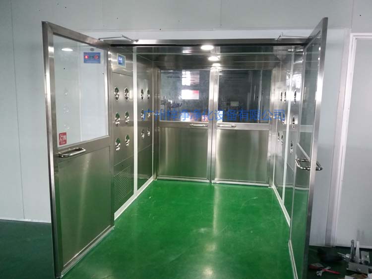 雙開門貨淋室前門打開,后門緊鎖 防止?jié)崈羰遗c非潔凈室空氣對流。